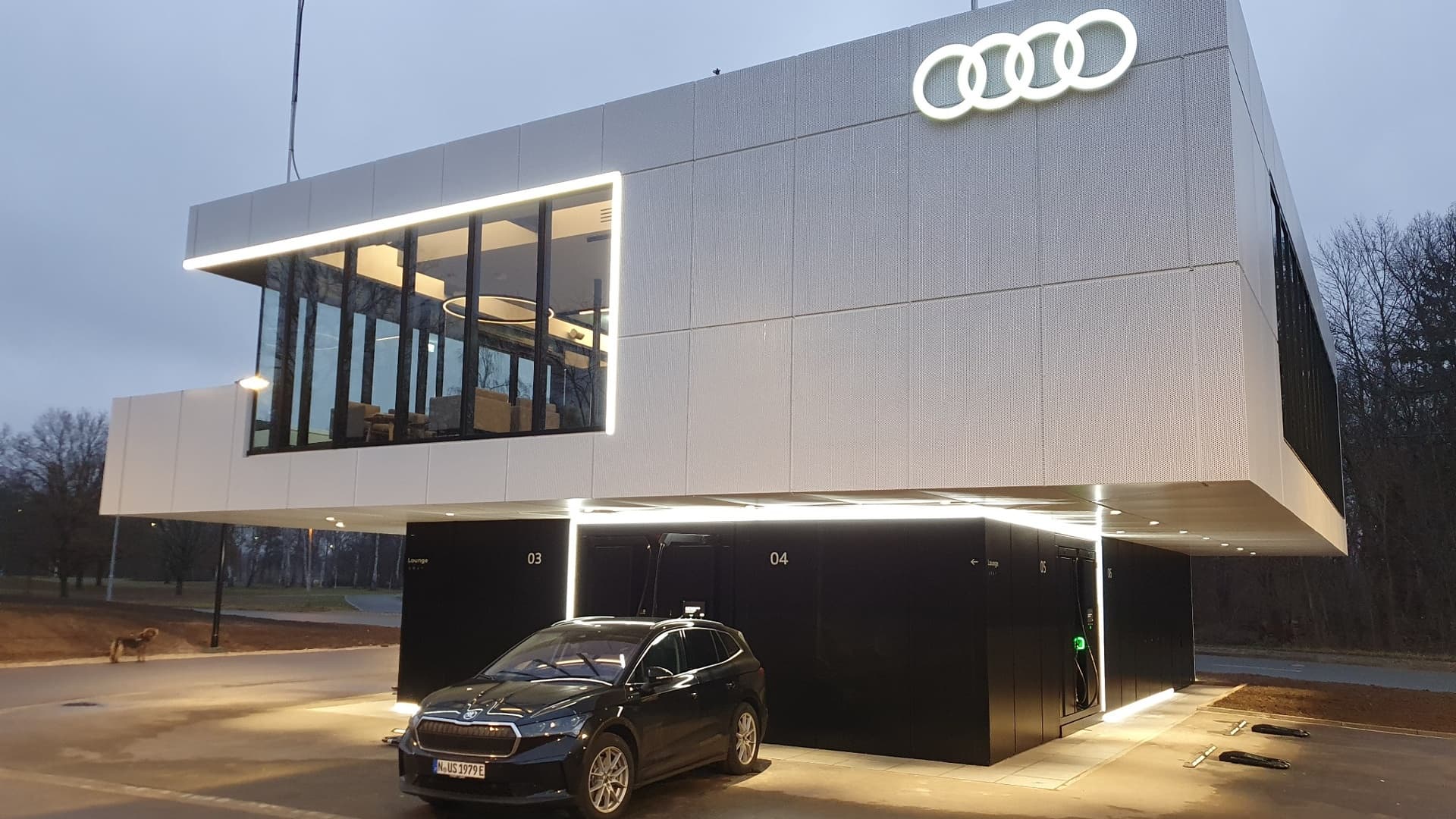 Audi charging hub Nürnberg – Außenansicht und Lichtinszenierung